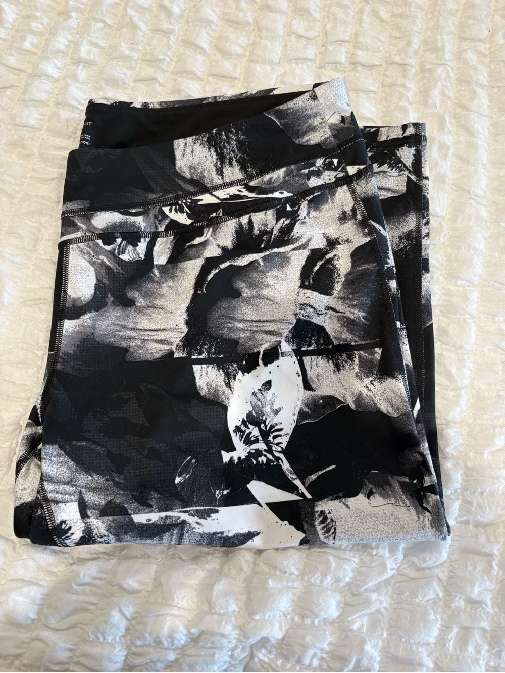 Lucy Black and White Graphic Print Capri Leggings   NWT 3X